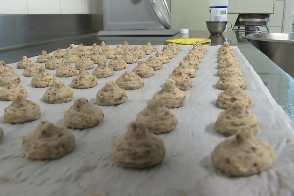 Le macaron est fabriqué à partir de poudre d'amandes, de noisettes, de beurre et de blancs d'oeufs.