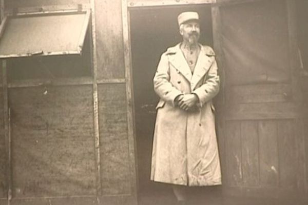 Autoportrait de Marc Grazillier, le paysan-photographe de la Grande Guerre.