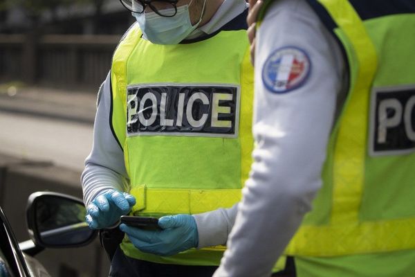 Un cycliste âgé de 59 ans a été tué après avoir été percuté par un automobiliste âgé de 21 ans qui fuyait la police.