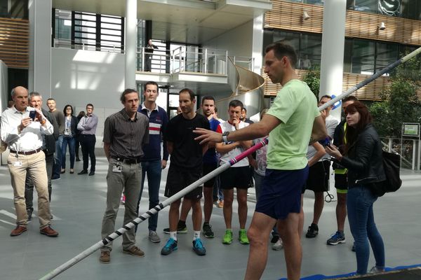 Le 28 septembre à Clermont-Ferrand, Renaud Lavillenie donnent aux salariés Michelin leur première leçon de saut à la perche 