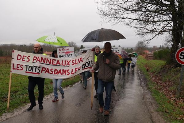 "Des panneaux sur les toits, pas dans les bois", réclame le collectif.