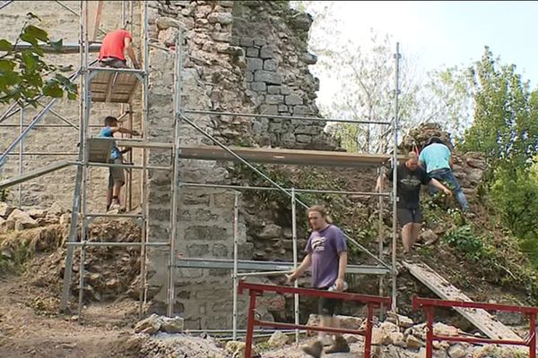 Le château de Vaulgrenand fait l'objet de fouilles et de consolidations