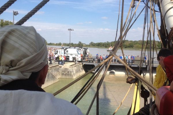 L'hydro-cureur en action, sous le regard attentif de l'équipage de l'Hermione.