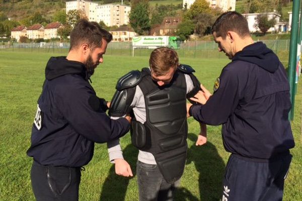 Les policiers bénévoles aux Andelys avec les jeunes venus découvrir leur métier