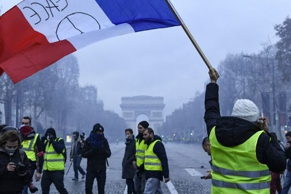 Un collectif prévoit d'organiser un "Réveillon des gilets jaunes" sur les Champs-Elysées.