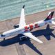 Un Airbus A220-300 de la compagnie Air Canada sur la pîste de l'aéroport de Los Angeles (USA)