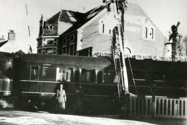 Vue du train d'Hitler en gare de Pont-de-Briques, dans la commune de Saint-Etienne-au-Mont, près de Boulogne-sur-Mer.