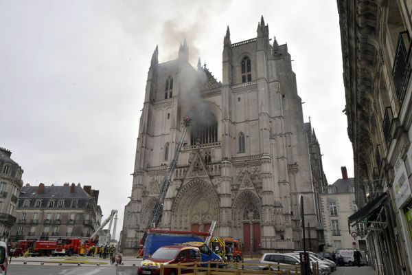 C'était le 18 juillet 2020, un incendie criminel endommageait la cathédrale de Nantes au niveau du grand orgue.