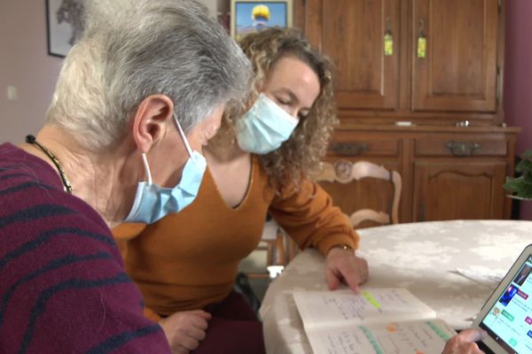 Le département des Landes a lancé le service "Vivre à domicile" en mai 2019 pour préserver l'autonomie des personnes vulnérables. Elles apprennent notamment à manipuler des tablettes pour rester reliées avec le monde extérieur.