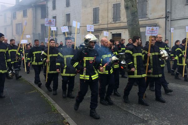 Les pompiers du Lot sont venus en nombre manifester dans les rues de Cahors.