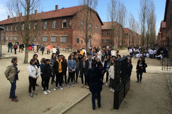 Les élèves du lycée de La Communication découvrent le camp de concentration d'Auschwitz 1, vendredi 5 avril 2019.