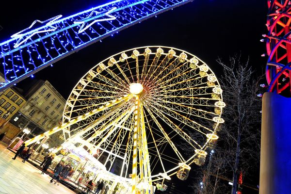 Vendredi 23 novembre à Clermont-Ferrand, à partir de 17 heures, une parade de Noël était programmée dans les rues. Mais la météo contraint la municipalité à réajuster son programme initial.