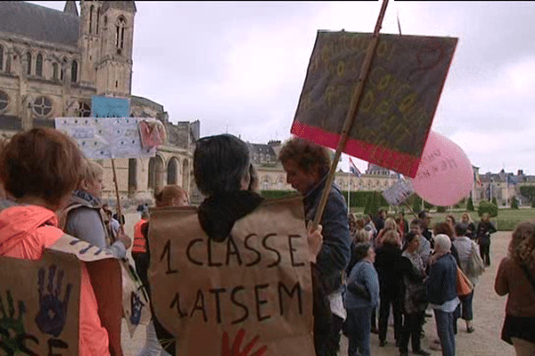 Près de 80 personnes ont manifesté ce lundi devant la mairie de Caen contre le projet de réaffectation des ATSEM voulu par la Ville à la rentrée prochaine.