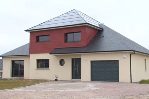 Le toit triangulaire de cette maison est recouvert de panneaux photovoltaïques qui épousent parfaitement la forme. 