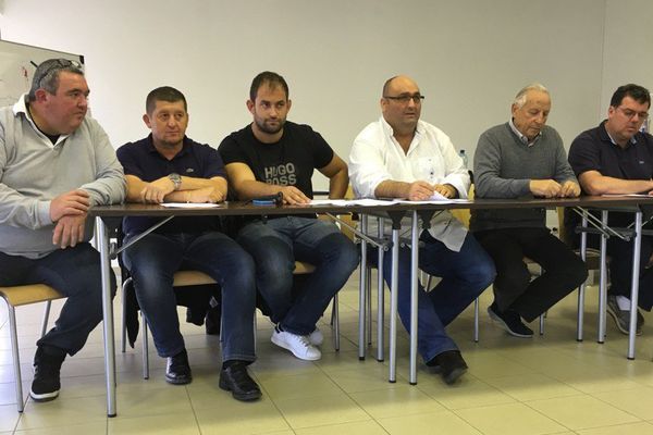 Les représentants des clubs corses de rugby et le secrétaire général du comité corse de rugby réunis ce mercredi à Lucciana.