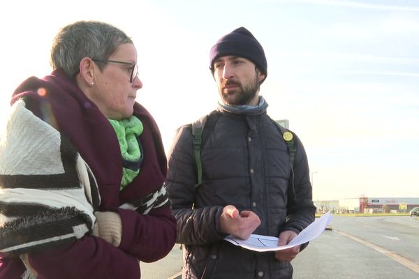 Les opposants à la réforme des retraites, Joëlle et Sébastien, ont distribué des tracts près de Rots (14) le 18 janvier 2020.