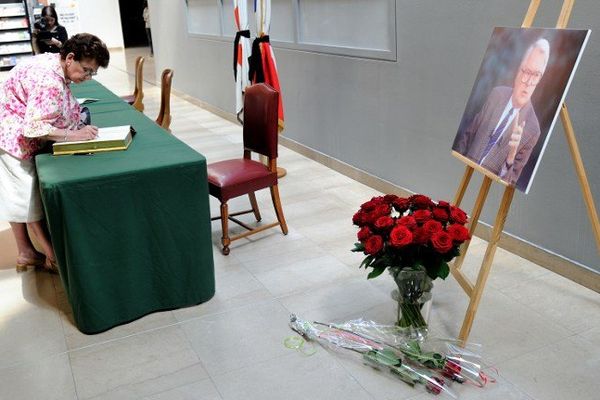 En mairie de Lille, hommage à Pierre Mauroy ce vendredi après-midi. 