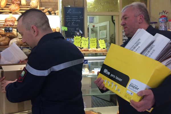 Les pompiers de Saint-Saëns (Seine-Maritime) distribuent eux-mêmes les étuis à pain en papier.