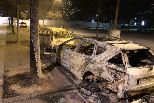 Des incendies et des échauffourées ont éclaté samedi 03 mars à Bron, dans le quartier de Parilly, pour la troisième nuit consécutive pour la Métropole, après La Duchère à Lyon et Rillieux-la-Pape vendredi.