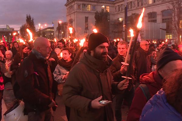 Départ de la retraite aux flambeaux devant la gare Matabiau à Toulouse