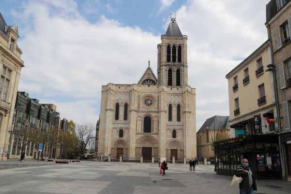 Le parvis de la basilique de Saint-Denis, en Seine-Saint-Denis, presque vide jeudi 2 avril, en plein confinement contre la propagation du Covid-19 (illustration).