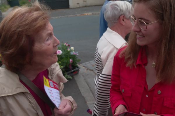 Emma Fourreau (à droite) est la candidate du Nouveau front populaire au second tour des élections législatives 2024 dans la 1ère circonscription du Calvados. Elle est opposée, dans un duel, au maire de Caen Joël Bruneau (divers droite).