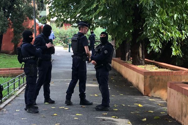 Une opération place nette est en cours ce mardi après-midi dans le quartier Ranguin à Cannes La Bocca.