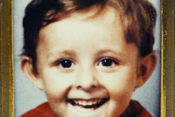 Le corps de Grégory Villemin, 4 ans, a été découvert mains et jambes liées dans la rivière la Vologne, dans les Vosges, le 16 octobre 1984. 