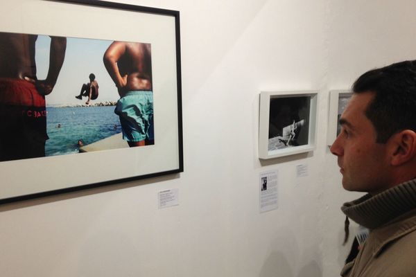 Le photographe parisien, Pierre Belhassen, ensorcelé par Marseille, veut faire partager sa vision poétique de la jeunesse et de la diversité qui font battre le coeur de cette ville. 