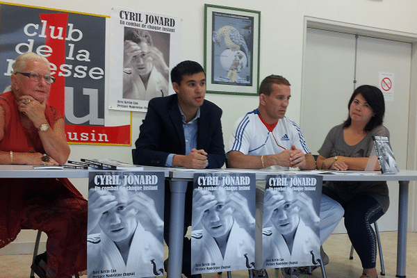 Présentation du libre de Cyril Jonard au club de la presse : Monique Jonard (mère de Cyril), Kévin Cao (biographe), Cyril Jonard, Cécilia Jonard (son épouse) au club de la presse, 17/09/2014