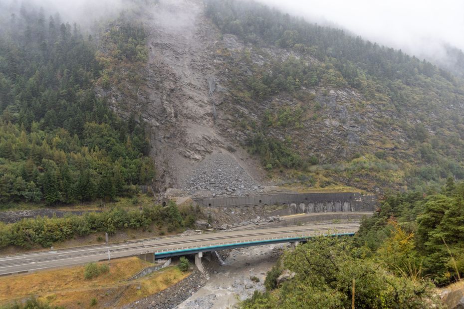 Landslide in Savoie: 700 m3 of Rock Collapse Halts A43 Motorway, RD1006, and SNCF Traffic