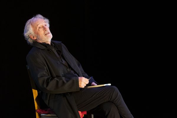 Vincent Roca sur scène pour le spectacle "Ma parole !" au théâtre du Rond-Point à Paris