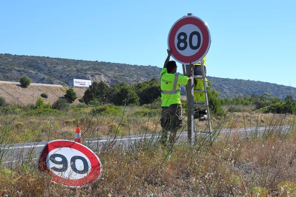 En juin 2018 dans les Pyrénées-Orientales, les panneaux de limitation de vitesse ont été installés au bord des routes départementales.