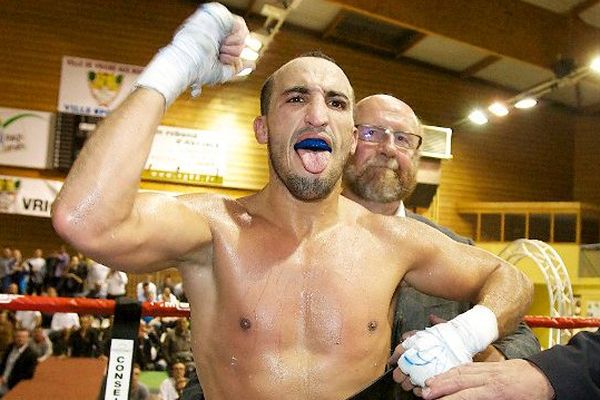 MOHAMMEDI Nadjib bat aux points Patrick BOIS et remporte la ceinture de France des mi-lourd en 2013