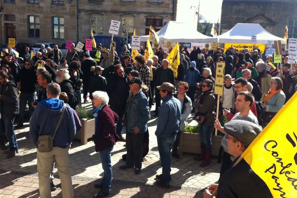 Mardi 2 mai 2017 à Bar-le-Duc (Meuse), manifestations d'antinucléaires et et de membres de la Confédération Paysanne ,venus soutenir l'agriculteur Jean-Pierre Simon à l'occasion de son procès devant le Tribunal de Grande Instance.