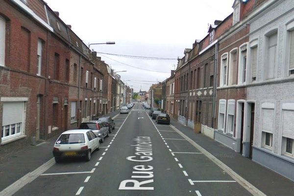 Un octogénaire habitant dans la rue Gambetta à Saint-Amand-les-Eaux a été victime chez de trois escrocs.