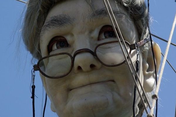 Un peu bigleuse, Grand Mère chausse ses lunettes, pour lire son discours aux nantais