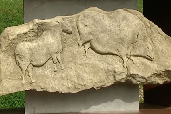 La frise a été sculptée par les Solutréens il y a 20 000 ans. 