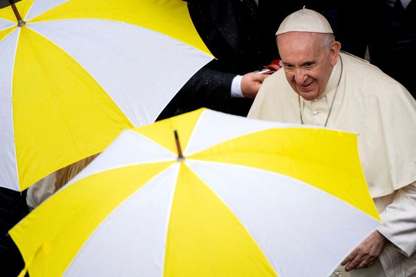 Les Ajacciennes et les Ajacciens ne devraient pas avoir à sortir leurs parapluies pour aller saluer le pape François.