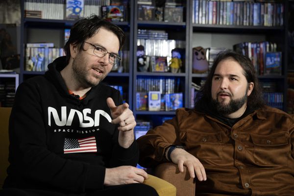 Les youtubeurs Frédéric Molas (Fred) et Sébastien Rassiat (Seb) co-fondateurs de la chaîne "Le joueur du grenier" dans leur studio de Beaucé près de Fougères.