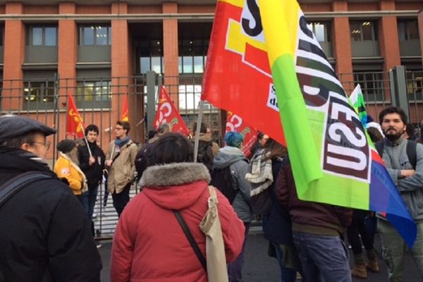 La manifestation des opposants au projet de fusion mardi matin devant le rectorat de Toulouse