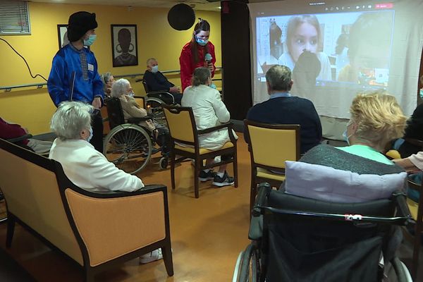 Des résidents d'un Ehpad lors d'un échange en visioconférence avec des écoliers.