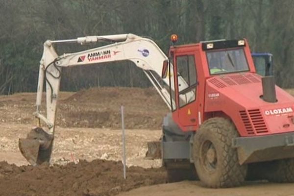 Ces engins de chantier travaillent-ils pour le parc d'activité ou pour le futur terrain d'accueil des gens du voyage ? C'est le débat qui oppose des riverains à la communauté urbaine d'Alençon.