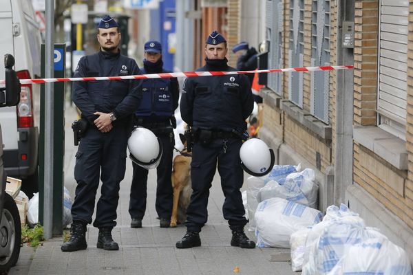 Des policiers belges dans la commune de Molenbeek en Belgique.