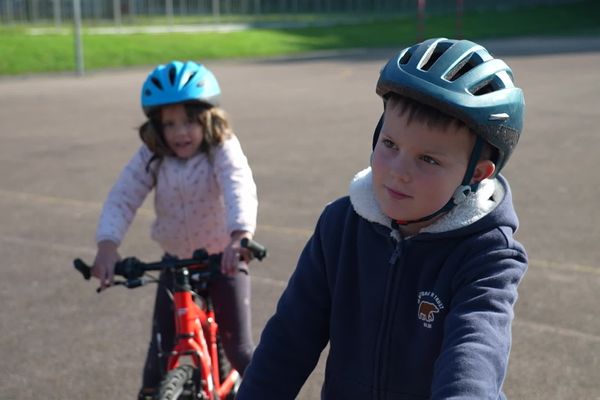 Le petit Charly apprend à faire du vélo, le 18 septembre 2024, à Limoges.