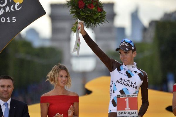 Romain Bardet sur le podium du Tour de France, sur les Champs-Elysées, une image à laquelle il faudra peut-être s'habituer. Super Combattif en 2015, le cycliste natif de Brioude ne cache pas son désir de ramener le maillot jaune plutôt que le dossard rouge dans les prochaines années.