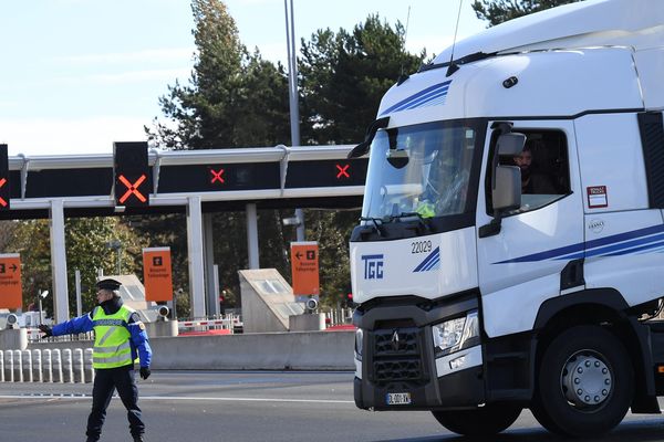 Les camions ne pourront pas circuler sur l'autoroute A89 au niveau du péage des Martres d'Artière.