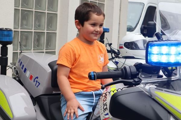 Léo a visité le commissariat de Reims et pu grimper sur une moto de police, sur laquelle il a testé les gyrophares et la sirène.