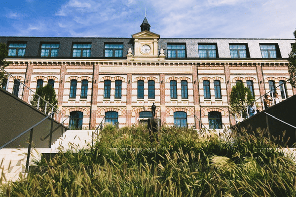 L'ancienne école normale d'institutrices de Rouen a été construite dans les années 1880. Elle a une vue exceptionnelle sur Rouen. La mutuelle normande MATMUT avait acquis en 2014 ce site à réinventer.