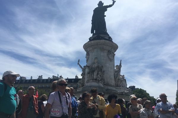 Environ 500 personnes se sont rassemblées ce samedi place de la République pour le maintien des services publics.